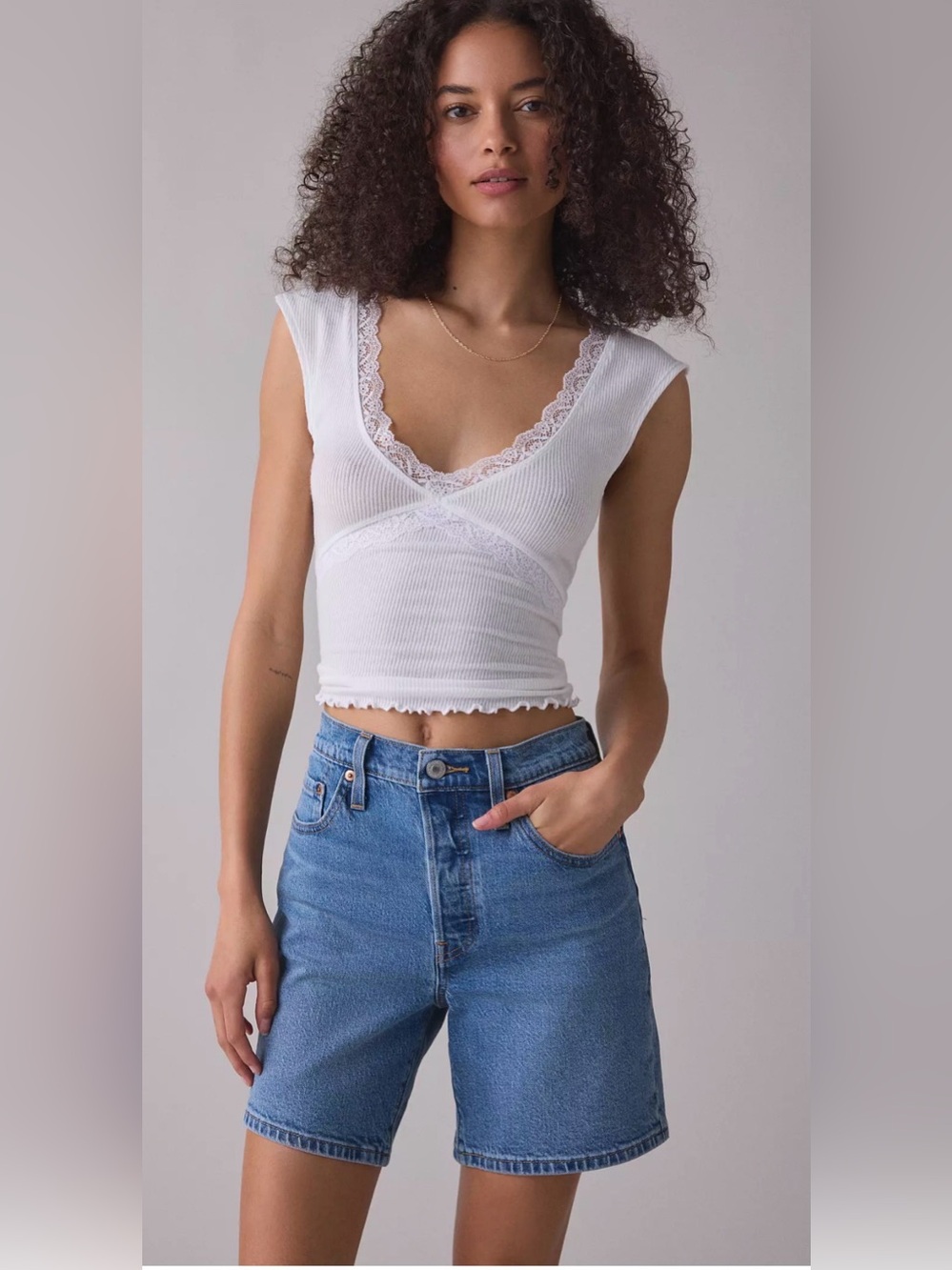 Levi’s 501 High Rise Mid Thigh Jean Shorts Light Wash Women’s Size 33 EUC